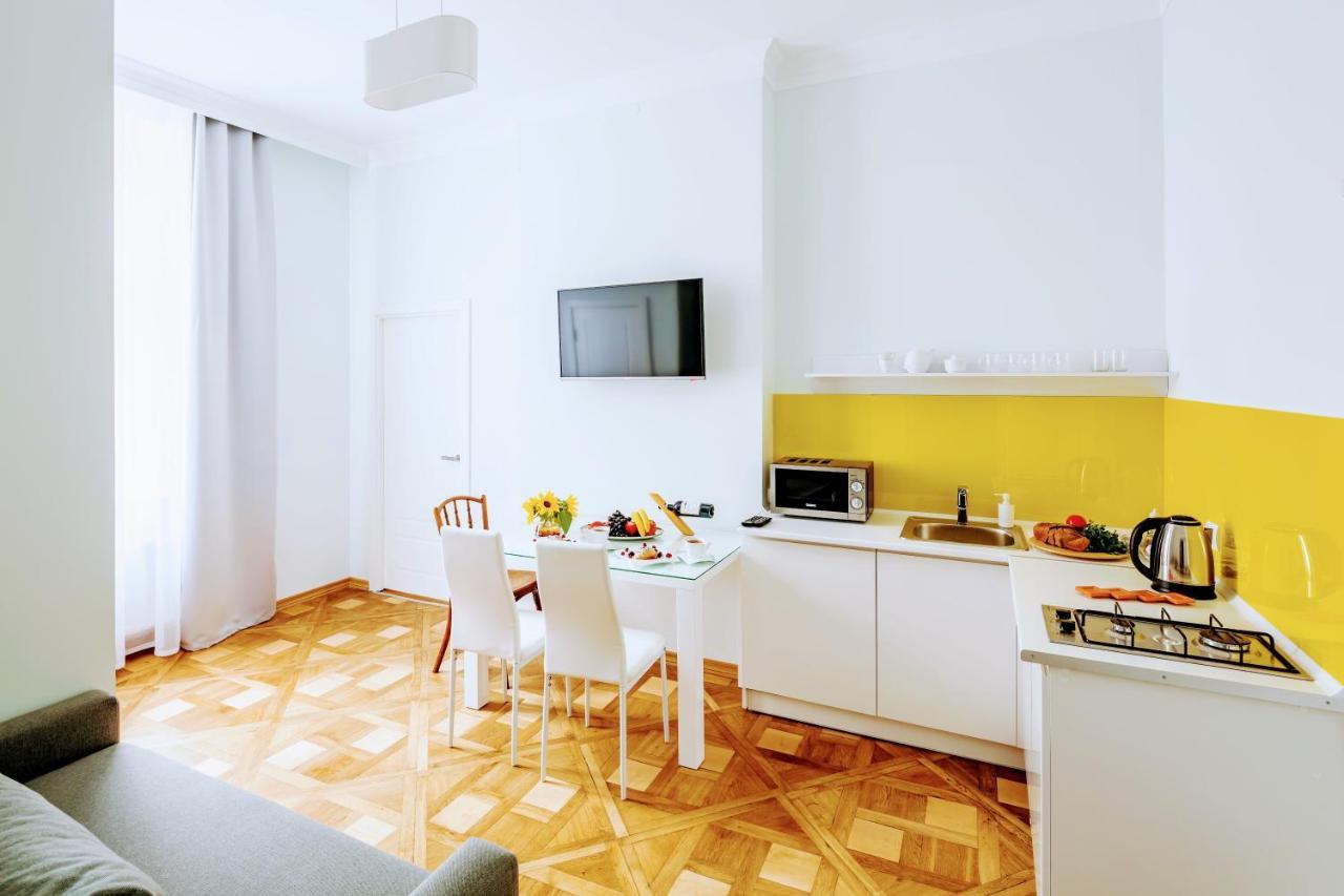 Family Apartments In Lviv Center With Balcony Ngoại thất bức ảnh